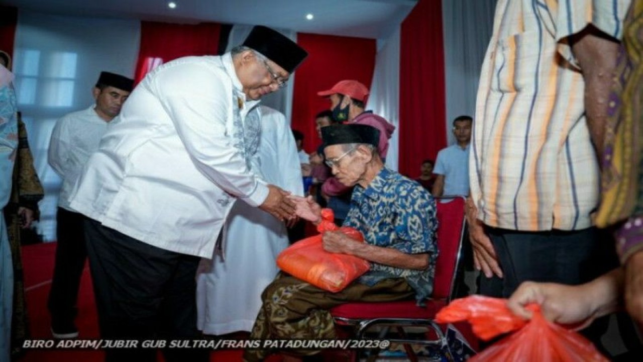 Gubernur Sultra Ali Mazi saat menyerahkan 5.000 paket bantuan sembako di Kolaka Timur secara simbolis, Senin (10/4/2023) (FOTO ANTARA/HO-Jubir Gubernur Sultra)