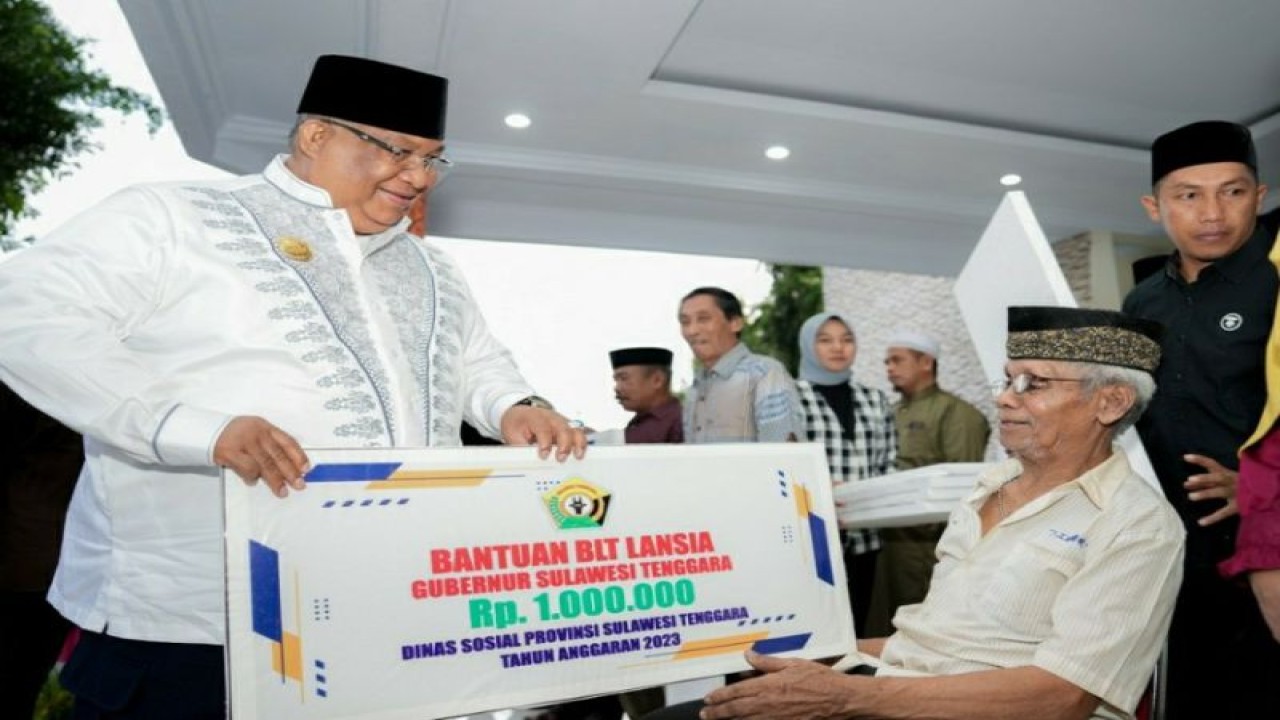 Gubernur Sulawesi Tenggara Ali Mazi saat menyerahkan BLT secara sombolis kepada 500 lansia kurang mampu di Kota Baubau, Kamis (20/4/2023) (ANTARA/HO-Jubir Gubernur Sultra)