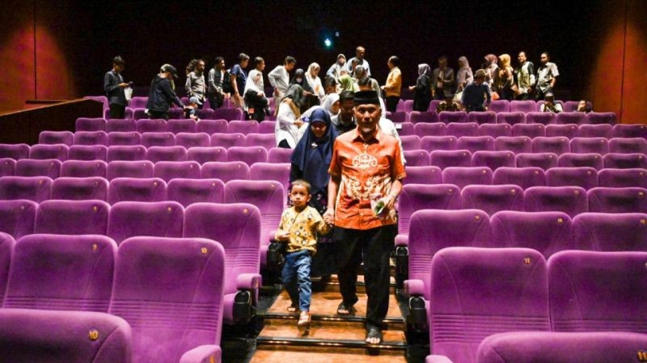 Gubernur Sumbar, Mahyeldi boyong keluarga nonton Film Buya Hamka. (ANTARA/Dok Biro Adpim Sumbar)