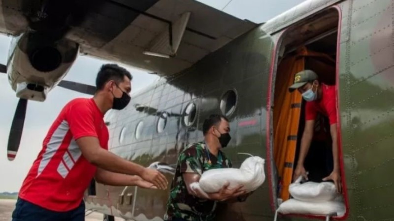 Ilustrasi. Prajurit TNI memindahkan garam ke dalam pesawat Cassa C212 di Pangkalan TNI AU Sri Mulyono Herlambang di Palembang, Sumatera Selatan, Kamis (10/6/2021). (ANTARA FOTO/Nova Wahyudi/21) (ANTARA FOTO/ Nova Wahyudi)
