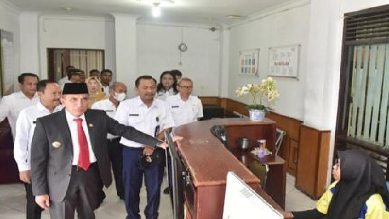 Gubernur Sumatera Utara, Edy Rahmyadi melakukan inspeksi mendadak (Sidak) di sejumlah kantor organisasi perangkat daerah (OPD) dilingkungan Pemprov Sumut usai libur Lebaran 2023, di Medan, Rabu (ANTARA/HO)