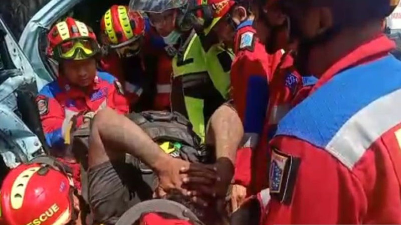 Petugas Suku Dinas Penanggulangan Kebakaran dan Penyelamatan (Gulkarmat) Jakarta Timur mengevakuasi penumpang Jaklingko yang terjepit badan mobil akibat kecelakaan lalu lintas di Jalan Pemuda, Pulogadung, Jakarta Timur, Rabu (26/4/2023). ANTARA/HO-Sudin Gulkarmat Jakarta Timur