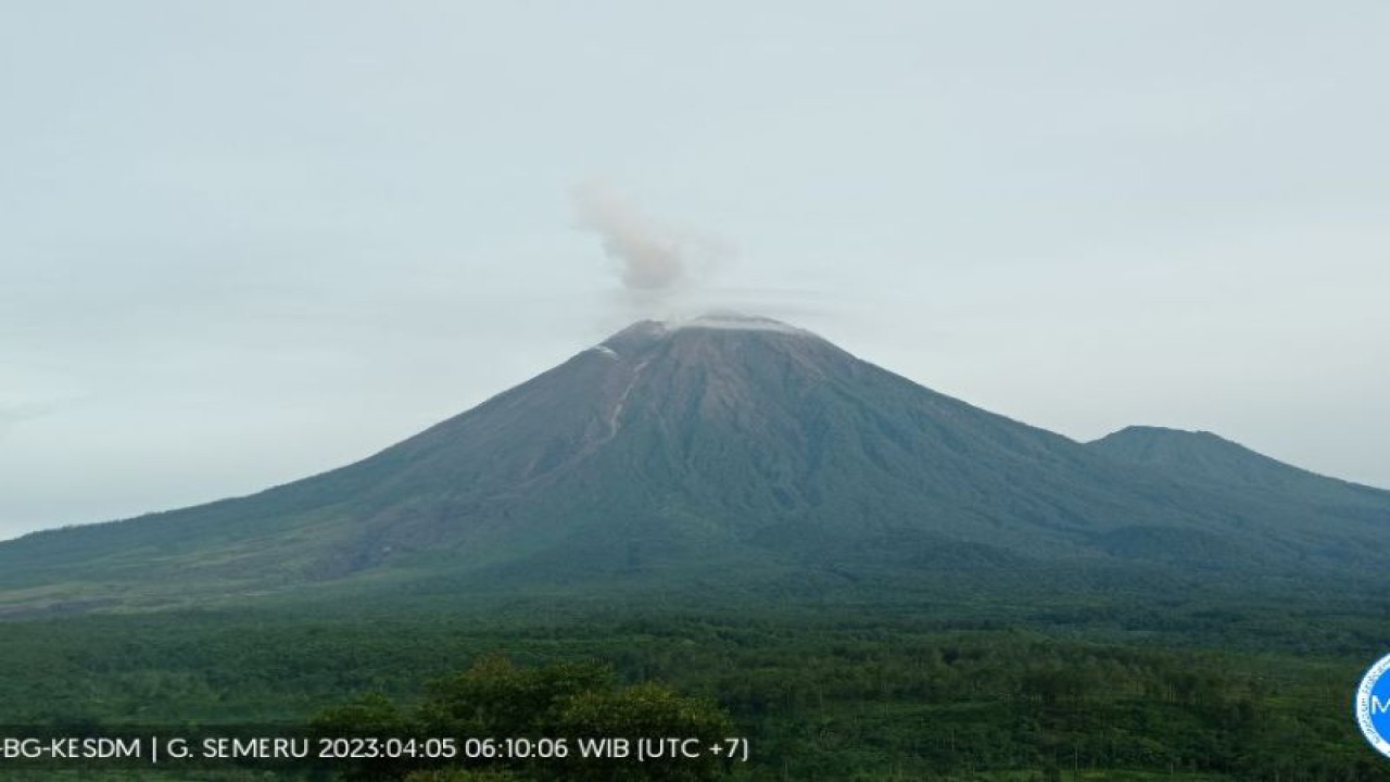 Gunung Semeru yang terpantau dari Pos Pengamatan Semeru di Gunung Sawur, Kabupaten Lumajang, Provinsi Jawa Timur, Rabu (5/4/2023). (PVMBG)