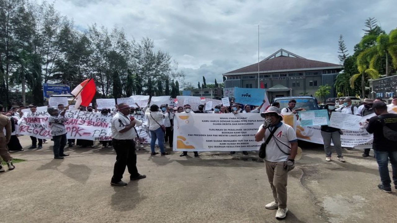 Guru-guru PPPK melakukan unjuk rasa damai di halaman Kantor Gubernur Papua Barat Daya di Kota Sorong pada Selasa (4/4/2023) untuk menuntut pemenuhan hak. (ANTARA/Yuvensius Lasa Banafanu)