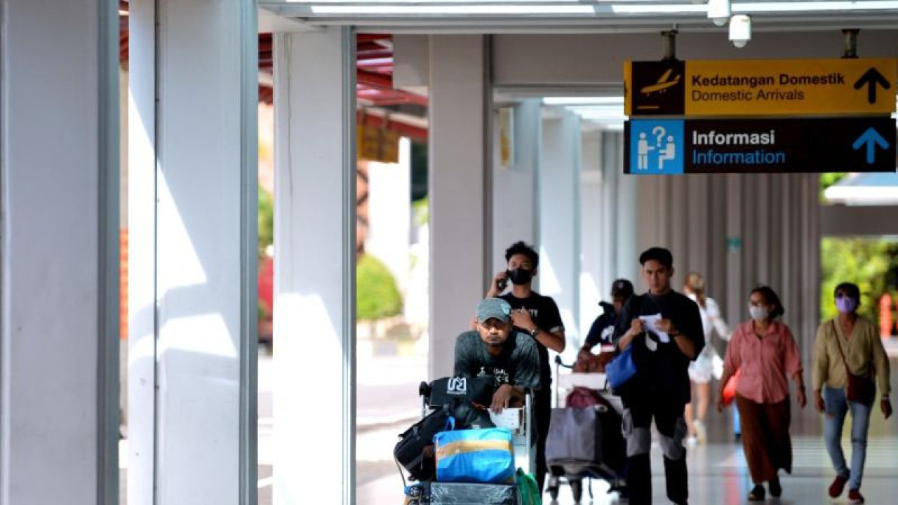 Penumpang di Bandara I Gusti Ngurah Rai. ANTARA/Naufal Fikri Yusuf