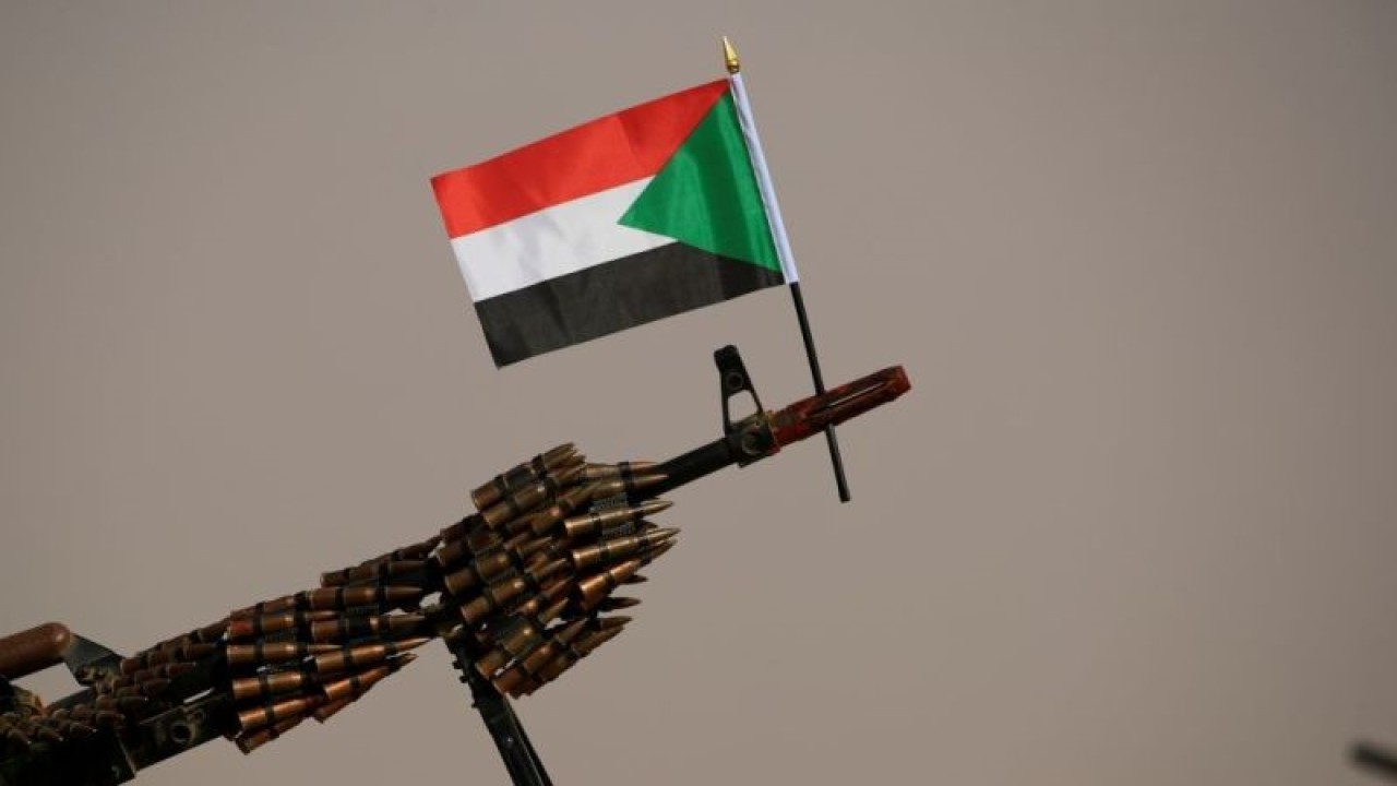 Arsip - Bendera nasional Sudan dipasang pada senapan mesin tentara Paramilitary Rapid Support Forces (RSF). (ANTARA/Reuters/Umit Bektas/as)