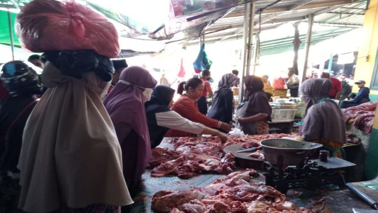 Warga berburu daging sapi di Pasar Kebon Roek Kota Mataram, Provinsi Nusa Tenggara Barat, sebagai menu utama saat merayakan Hari Raya Idul Fitri 1444 Hijriah, Jumat (21/4-2023). (ANTARA/Nirkomala)