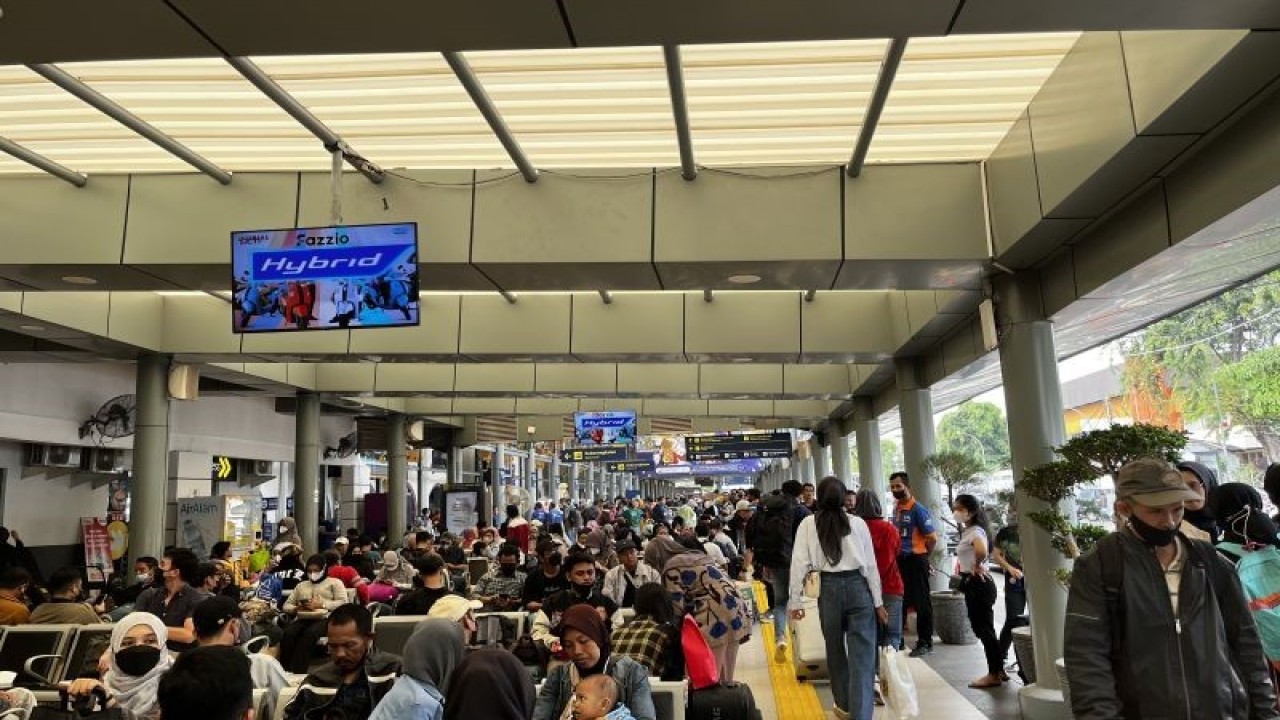 Suasana keramaian di Stasiun Pasar Senen, Jakarta, Kamis (20/4/2023). (ANTARA/Arnidhya Nur Zhafira)