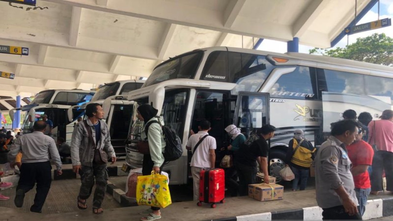 Situasi H-3 lebaran saat pemudik menaiki bus di Terminal Mengwi, Badung, Bali, Rabu (19/4/2023). ANTARA/Ni Putu Putri Muliantari