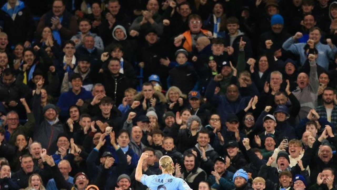 Arsip foto - Striker Manchester City Erling Haaland merayakan golnya dalam pertandingan Grup G Liga Champions antara Manchester City dan FC Copenhagen di Stadion Etihad di Manchester, Inggris, 5 Oktober 2022. Haaland menjadi salah satu pencetak gol ketika City mencukur Southampton 4-0 dalam pertandingan Liga Premier, 8 Oktober 2022. ANTARA/AFP/LINDSEY PARNABY/pri. (AFP/LINDSEY PARNABY/LINDSEY PARNABY)