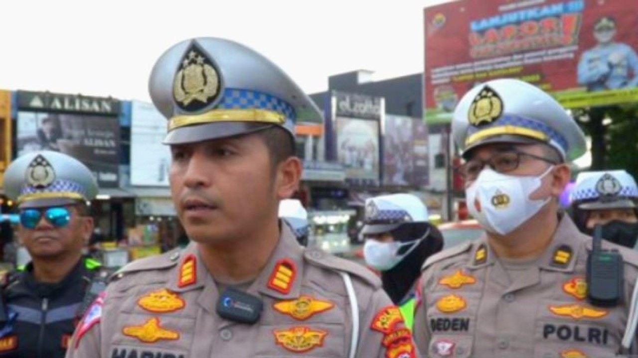 Kasatlantas Polres Karawang AKP La Ode Habibi Ade Jama. (ANTARA/Ali Khumaini/dok)