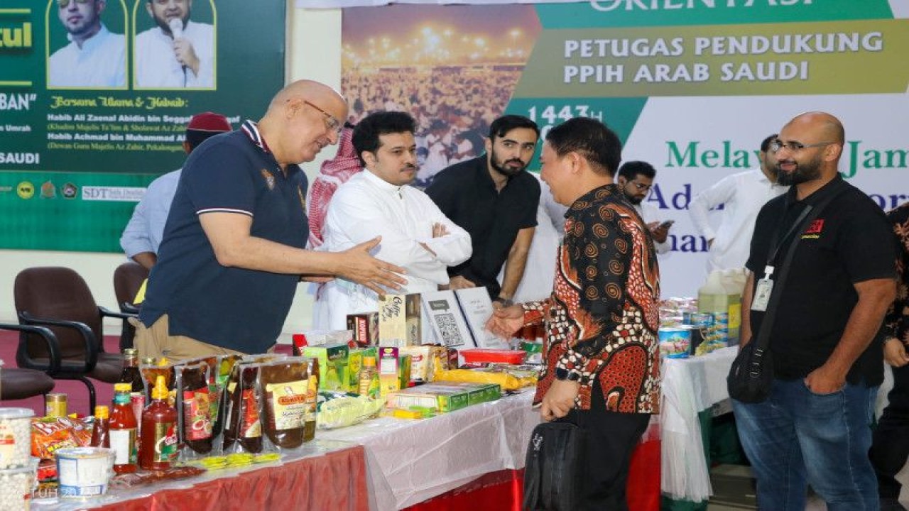 Direktur Jenderal Penyelenggaraan Haji dan Umrah Kementerian Agama Hilman Latief meninjau persiapan penyediaan layanan katering bagi jamaah haji Indonesia. (ANTARA/HO-Kemenag)