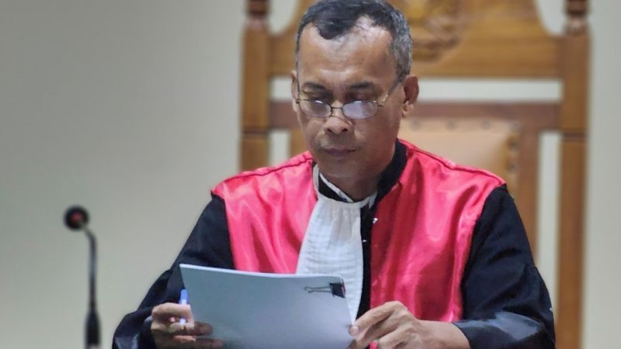 Hakim Kairul Saleh saat membacakan putusan gugatan praperadilan terhadap penanganan kasus oknum polisi calo bintara di PN Semarang, Jawa Tengah, Senin. (ANTARA/I.C. Senjaya)