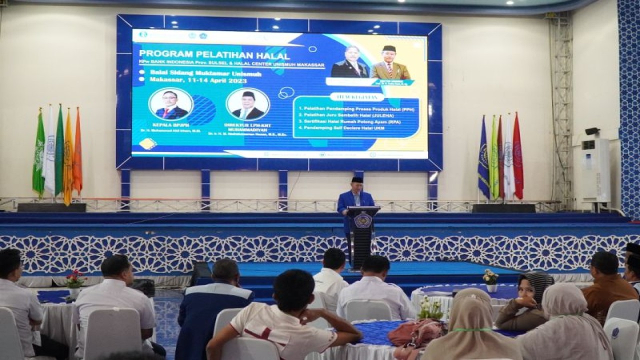 Rektor Unismuh Prof H Ambo Asse memberikan sambutan pada pelatihan dan pendampingan halal di Gedung Balai Sidang Muktamar Unismuh Makassar, Selasa, (11/4/2023).ANTARA/HO-Unismuh