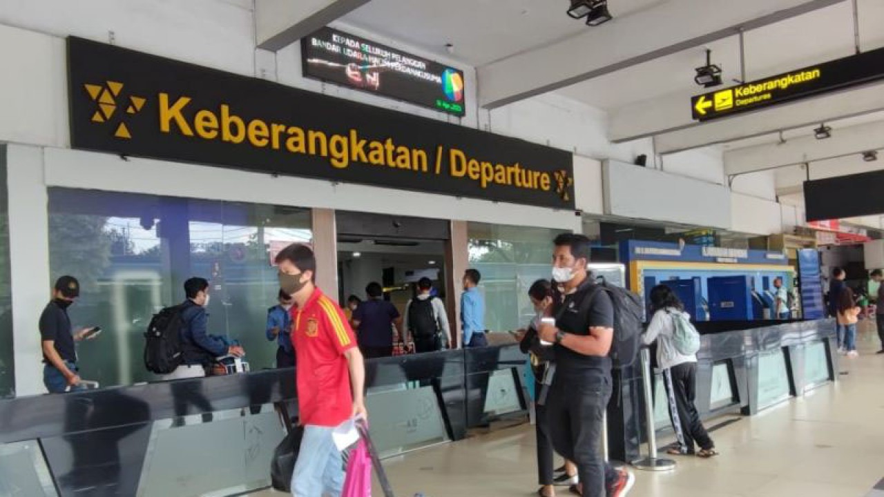 Sejumlah penumpang pesawat yang akan mudik bersiap berangkat melalui Bandara Halim Perdanakusuma, Jakarta Timur, Senin (17/4/2023). Lonjakan penumpang di Bandara Halim Perdanakusuma diperkirakan terjadi pada Rabu (19/4) atau tiga hari menjelang Hari Raya Idul Fitri 1444 Hijriah (H-3). ANTARA/Syaiful Hakim