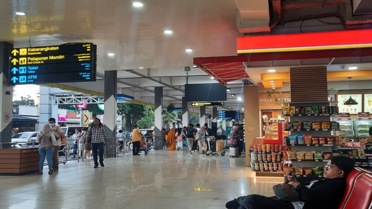 Suasana penumpang arus milir Lebaran 2023 di terminal Bandara Halim Perdanakusuma, Jakarta Timur, Selasa (25/4/2023). (ANTARA/Laily Rahmawaty)