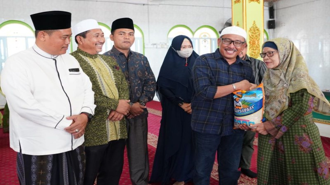 Sekretaris Daerah Kota Batam Jefridin Hamid menyerahkan paket sembako kepada warga di Pulau Belakangpadang. (ANTARA/HO-Pemkot Batam)