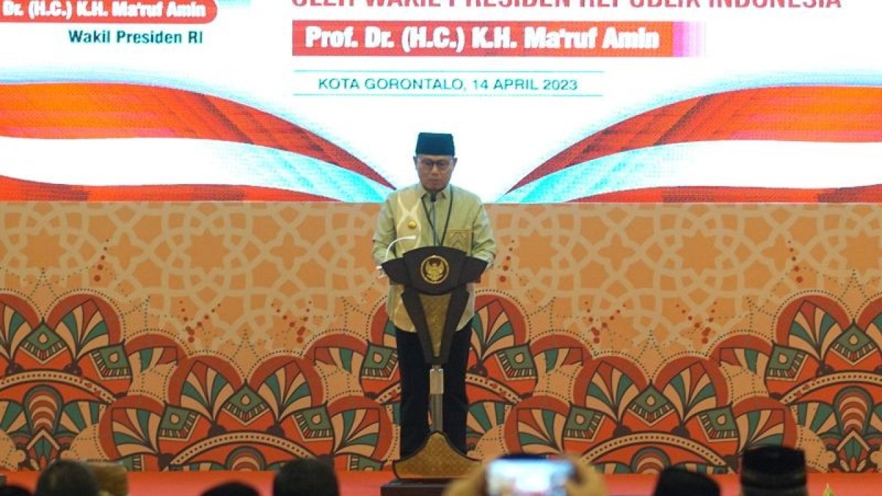 Pj Gubernur Gorontalo Hamka Hendra Noer memberikan sambutan pengukuhan Komite Daerah Ekonomi dan Keuangan Syariah (KDEKS) Gorontalo di Kota Gorontalo, Gorontalo, Jumat (14/4/2023). ANTARA/Adiwinata Solihin