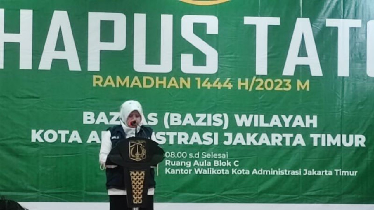 Wakil Ketua III Baznas/Bazis DKI Jakarta Rini Suprihartanti saat memberikan sambutan pada kegiatan Hapus Tato di Kantor Wali Kota Jaktim, Cakung, Selasa (4/4/2023). Sebanyak 130 orang mengikuti program hapus tato tersebut yang digelar di bulan Ramadhan. ANTARA/Syaiful Hakim
