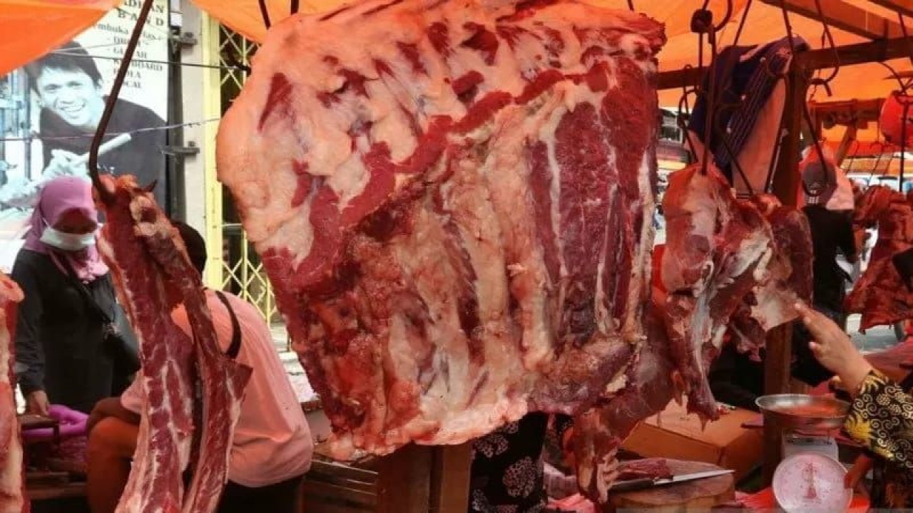 Harga daging sapi di Pasar Baturaja melonjak mencapai Rp150.000 per kilogram menjelang Hari Raya Idul Fitri tahun 2023, Selasa. (ANTARA/Edo Purmana/23)