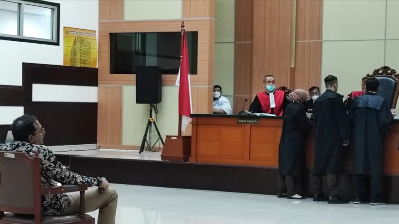 Direktur Lokataru Haris Azhar saat menjalani sidang perdana atas kasus dugaan pencemaran nama baik di Pengadilan Negeri Jakarta Timur, Cakung, Senin (3/4/2023). ANTARA/Syaiful Hakim