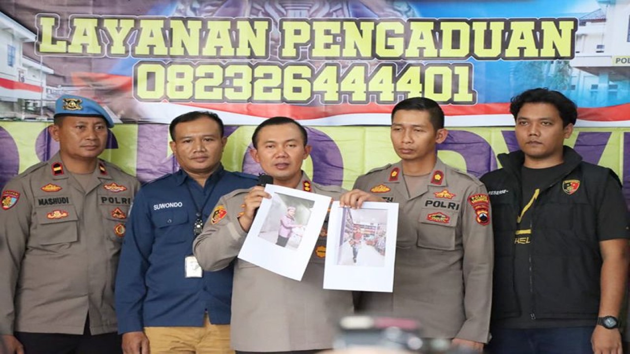 Kapolres Banjarnegara AKBP Hendri Yulianto dalam konferensi pers di Mapolres Banjarnegara, Rabu (5/4/2023), menunjukkan foto pasangan suami-istri asal Lampung yang menjadi korban pembunuhan berencana dengan tersangka Slamet Tohari alias Mbah Slamet. ANTARA/HO-Polres Banjarnegara
