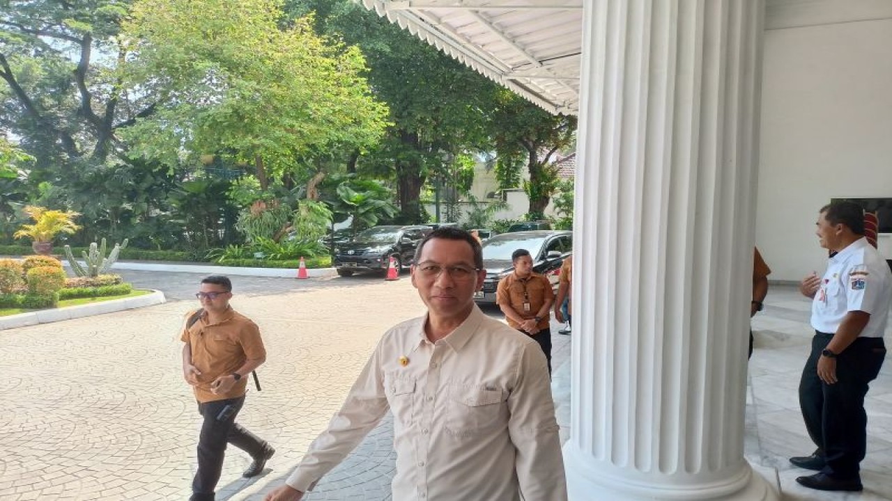 Penjabat (Pj) Gubernur DKI Jakarta Heru Budi Hartono di Balai Kota DKI Jakarta, Jakarta Pusat, Rabu (5/4/2023). (ANTARA/Siti Nurhaliza)