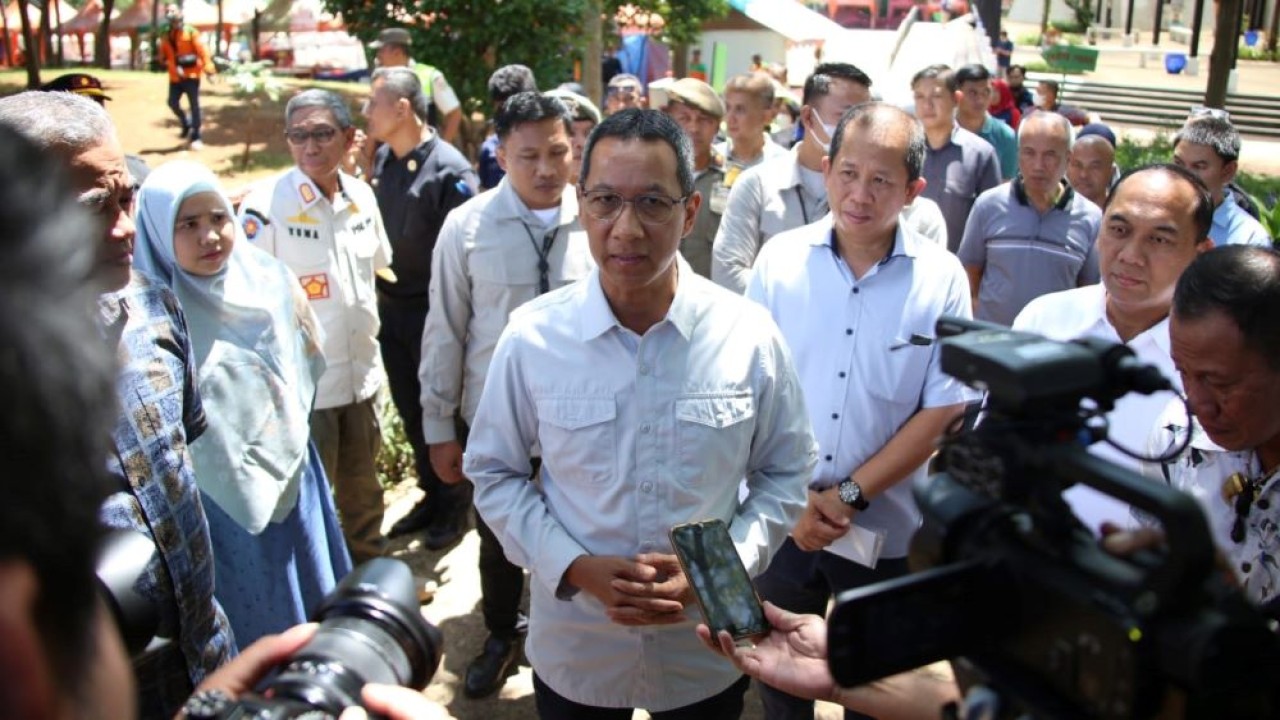 Penjabat (Pj) Gubernur DKI Jakarta, Heru Budi Hartono meninjau RTH-RPTRA Kalijodo, di Jakarta Utara (Jakut), pada Sabtu (8/4/2023). (Istimewa/PPID DKI Jakarta)