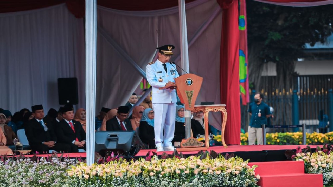 Penjabat (Pj.) Gubernur DKI Jakarta Heru Budi Hartono menjadi inspektur upacara pada Peringatan Hari Otonomi Daerah Tahun 2023 dengan tema "Otonomi Daerah Maju, Indonesia Unggul", di Plaza Selatan Monas, Jakarta Pusat (Jakpus), Sabtu (29/4/2023).  (Istimewa/PPID DKI Jakarta)