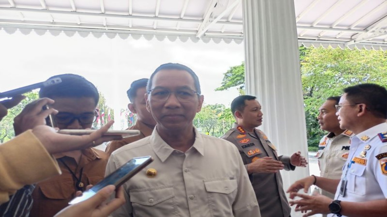 Penjabat (Pj) Gubernur DKI Jakarta Heru Budi Hartono di Balai Kota DKI, Jakarta Pusat, Rabu (5/4/2023). (ANTARA/Siti Nurhaliza)