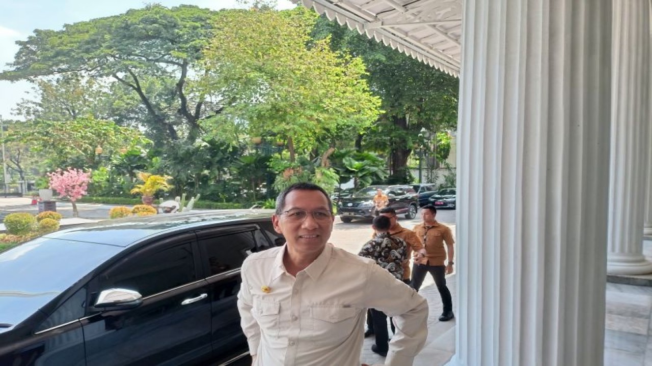 Penjabat (Pj) Gubernur DKI Jakarta Heru Budi Hartono di Balai Kota DKI, Jakarta Pusat, Rabu (5/4/2023). (ANTARA/Siti Nurhaliza)