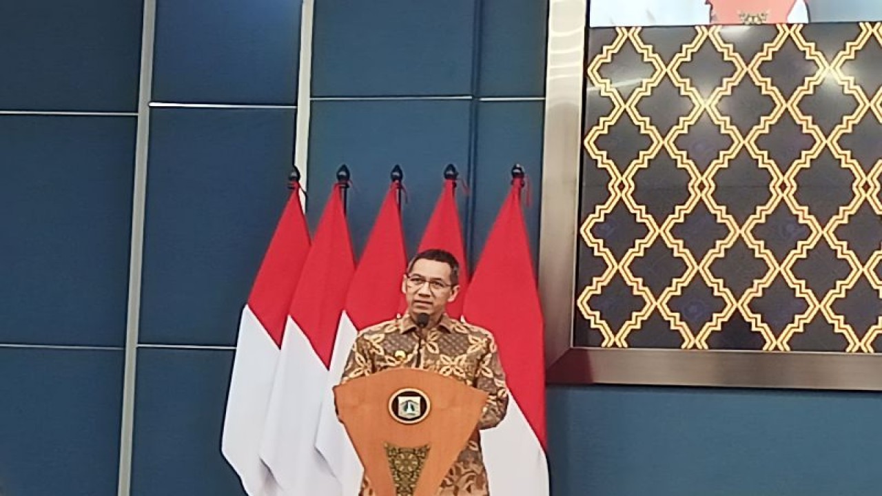 Penjabat (Pj) Gubernur DKI Jakarta Heru Budi Hartono di Ruang Pola, Blok G, Balai Kota DKI Jakarta, Kamis (6/4/2023). (ANTARA/Siti Nurhaliza)
