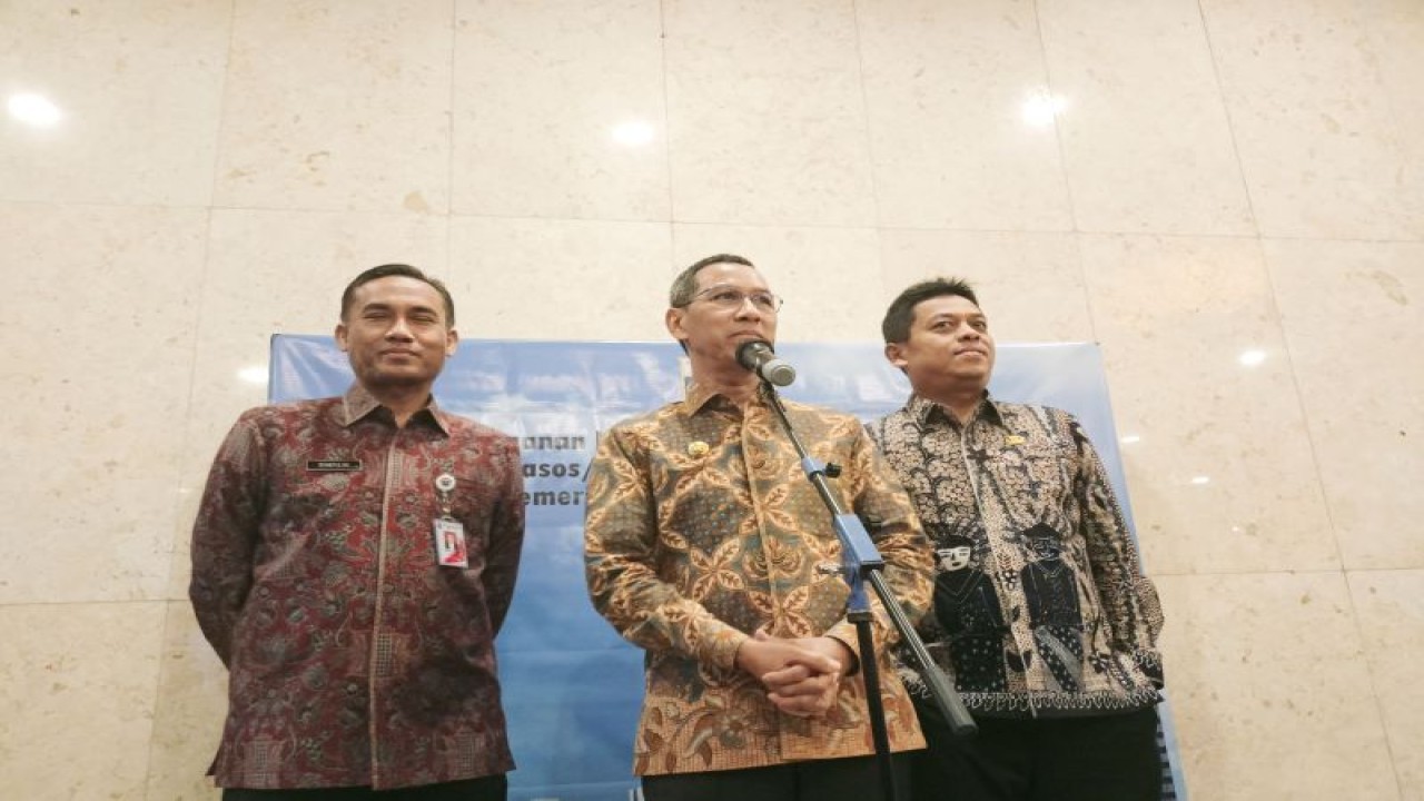 Penjabat (Pj) Gubernur DKI Jakarta Heru Budi Hartono di Ruang Pola, Blok G, Balai Kota DKI Jakarta, Kamis (6/4/2023). (ANTARA/Siti Nurhaliza)