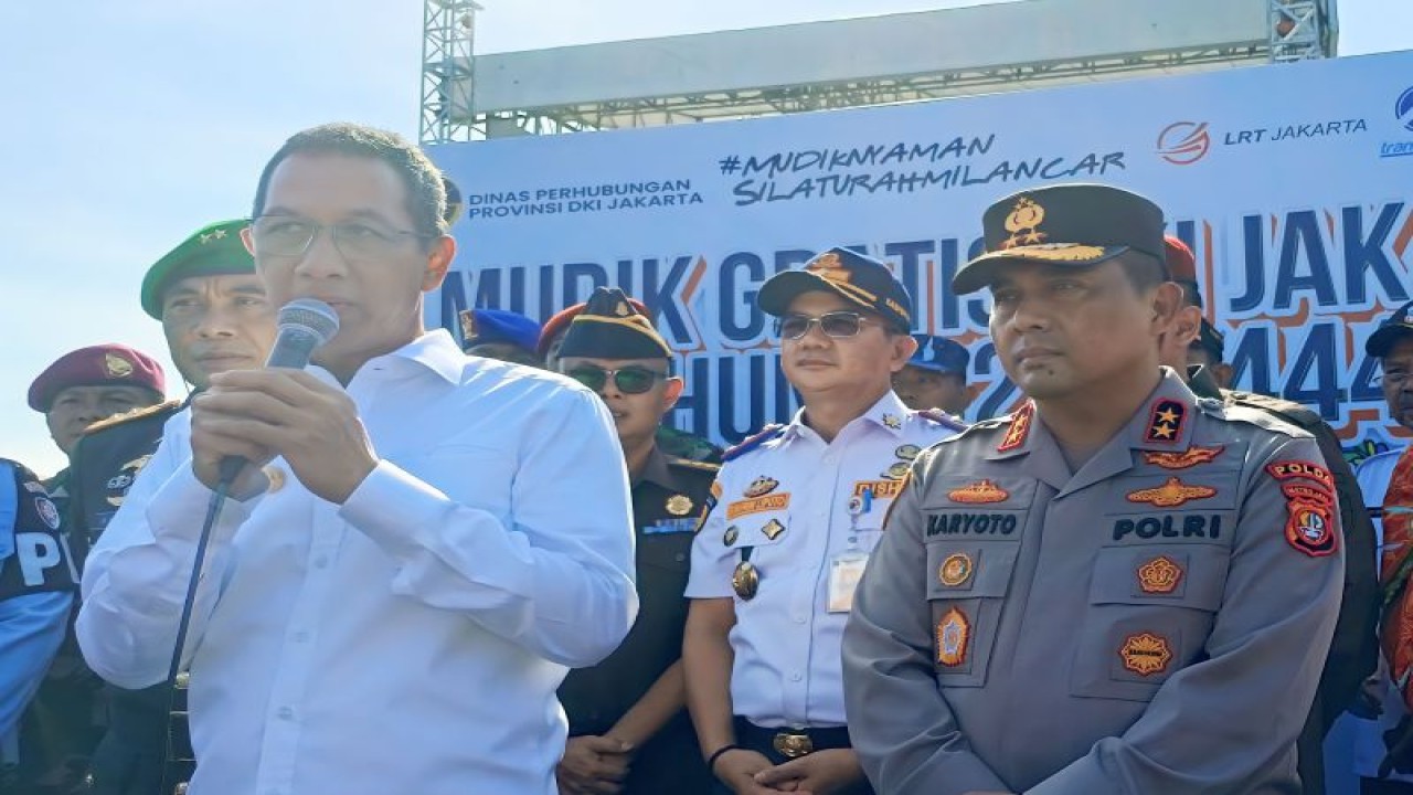 Penjabat (Pj) Gubernur DKI Jakarta Heru Budi Hartono usai acara pelepasan mudik gratis DKI Jakarta Tahun 2023/1444 H di kawasan Monas, Jakarta Pusat, Senin (17/4/2023). (ANTARA/Siti Nurhaliza)