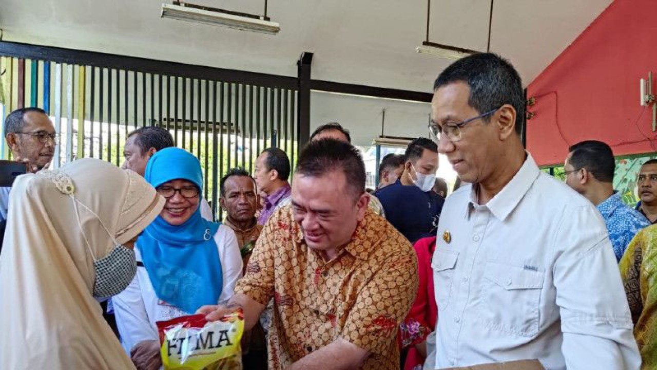 Penjabat Gubernur DKI Jakarta Heru Budi Hartono menghadiri wakaf Alquran dan bazar minyak goreng yang digelar oleh Sinar Mas di Balai Kota DKI, Jakarta, Senin (17/4/2023) (ANTARA/Dokumentasi Pribadi)