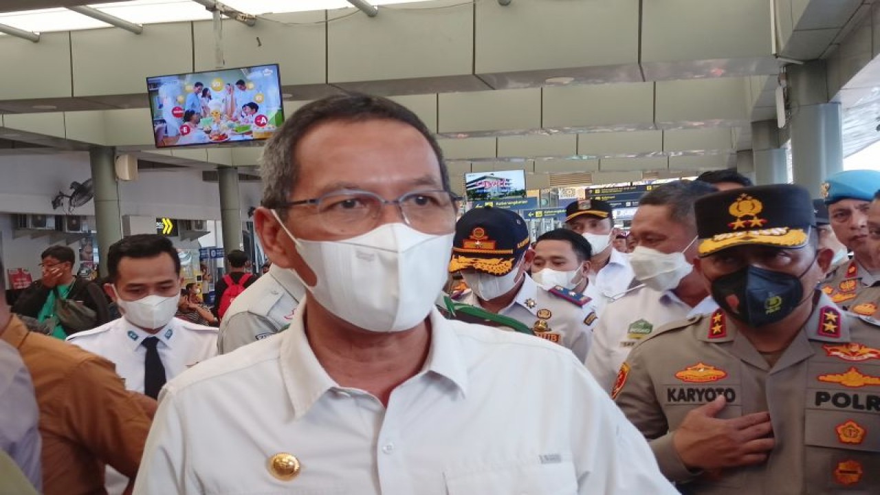 Penjabat (Pj) Gubernur DKI Jakarta Heru Budi Hartono di Stasiun Pasar Senen, Jakarta Pusat, Rabu (19/4/2023). (ANTARA/Siti Nurhaliza)