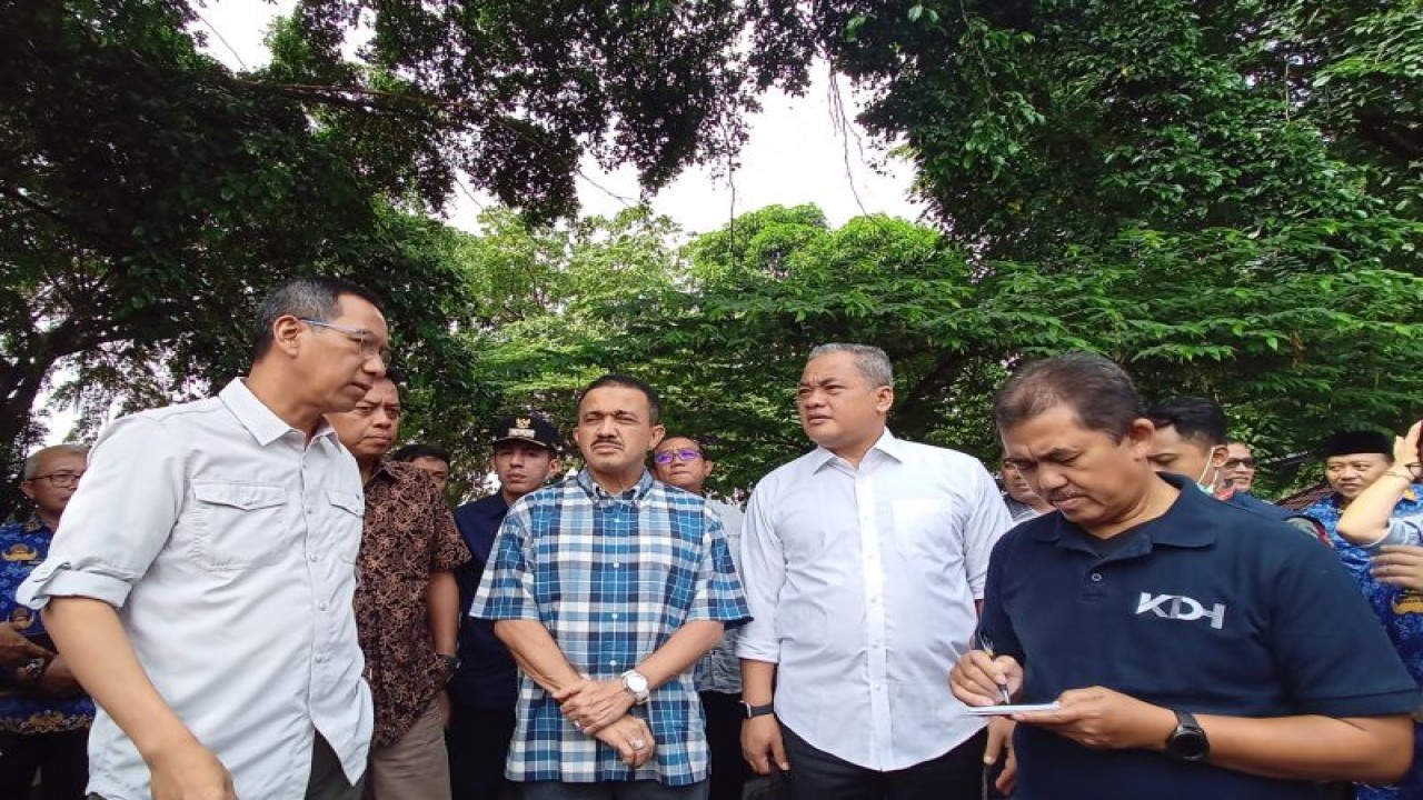 Penjabat (Pj) Gubenur DKI Jakarta Heru Budi Hartono saat meninjau Bandara Halim Perdanakusuma, Jakarta Timur untuk persiapan KTT ASEAN, Sabtu (29/4/2023). ANTARA/Siti Nurhaliza
