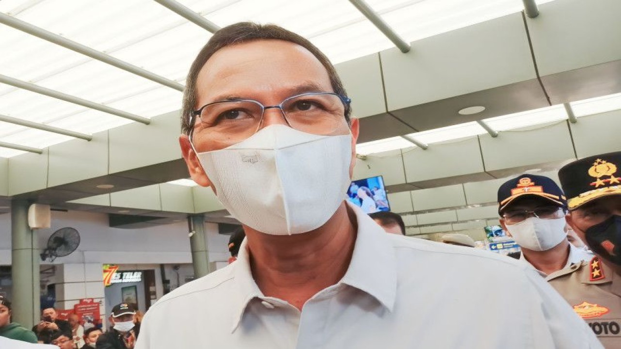 Penjabat (Pj) Gubernur DKI Jakarta Heru Budi Hartono saat berkunjung ke Stasiun Pasar Senen, Jakarta Pusat, Rabu (19/4/2023). (ANTARA/Siti Nurhaliza)