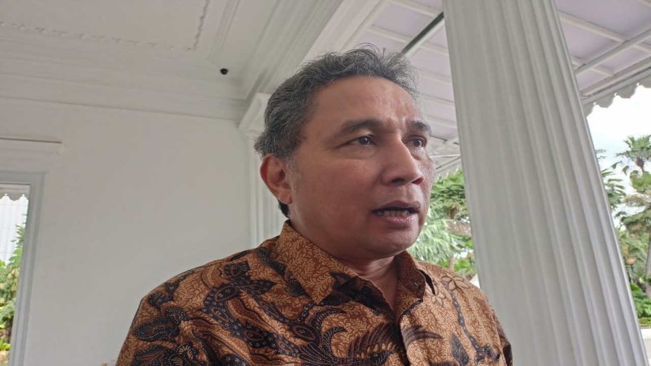 Dirjen Kebudayaan Kemendikbudristek RI Hilmar Farid usai bertemu Penjabat (Pj) Gubernur DKI Jakarta Heru Budi Hartono membahas tata kelola manajemen Taman Ismail Marzuki (TIM) di Balai Kota DKI Jakarta, Selasa (4/4/2023). (ANTARA/Siti Nurhaliza)