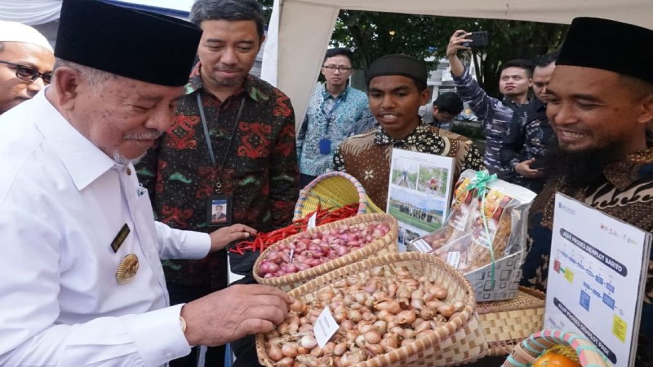 Gubernur Malut Abdul Gani Kasuba usai membuka High Level Meeting (HLM) Tim Pengendali Inflasi Daerah (TPID) dan Pasar Murah 2023  di Taman Film Benteng Orange, Ternate, Malut, Jumat (14/4/2023). ANTARA/Abdul Fatah
