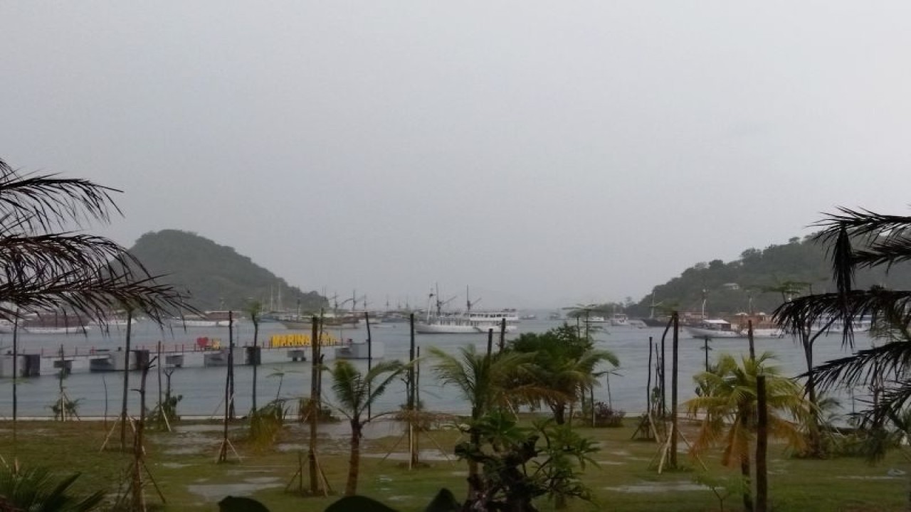 Hujan mengguyur wilayah Labuan Bajo, Manggarai Barat, NTT, Kamis (27/4/2023). (ANTARA/Fransiska Mariana Nuka)