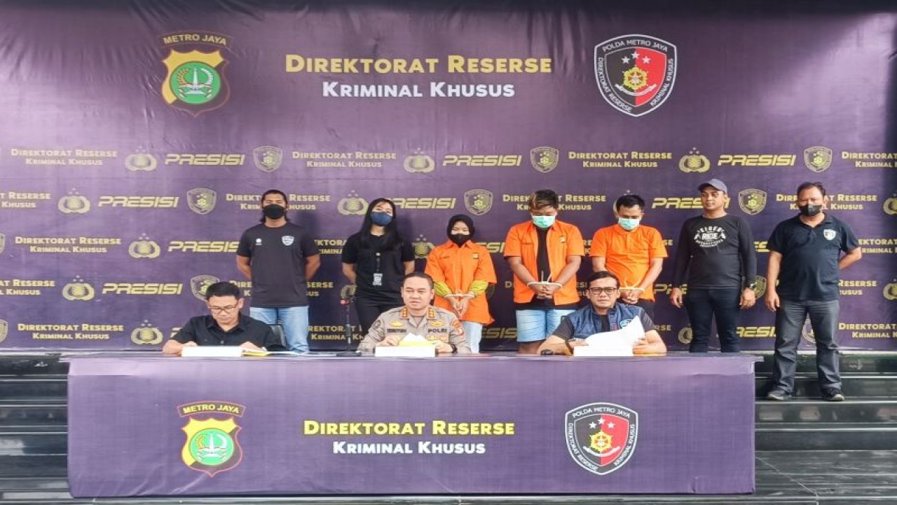 Kabid Humas Polda Metro Jaya Kombes Pol Trunoyudo Wisnu Andiko (tengah) bersama Direktur Reserse Kriminal Khusus Kombes Pol Auliansyah Lubis (kiri) saat konferensi pers di Jakarta, Kamis (6/4/2023) ANTARA/Ilham Kausar