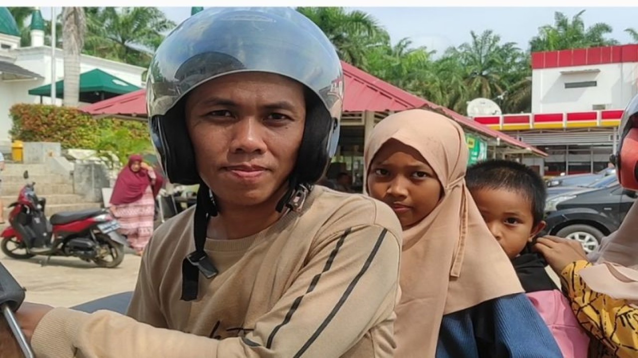 Pemudik asal Palembang, Slamet, menggunakan sepeda motor untuk menuju kampung halamannya di daerah Kabupaten Musi Banyuasin, Rabu (19/4/2023). (ANTARA/Indriani)