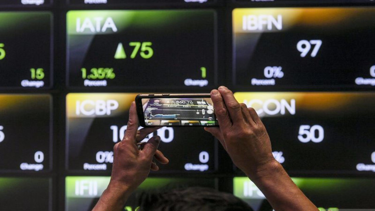 Pekerja memotret layar yang menampilkan pergerakan Indeks Harga Saham Gabungan (IHSG) di Bursa Efek Indonesia, Jakarta, Rabu (26/4/2023). ANTARA FOTO/Hafidz Mubarak A/foc.