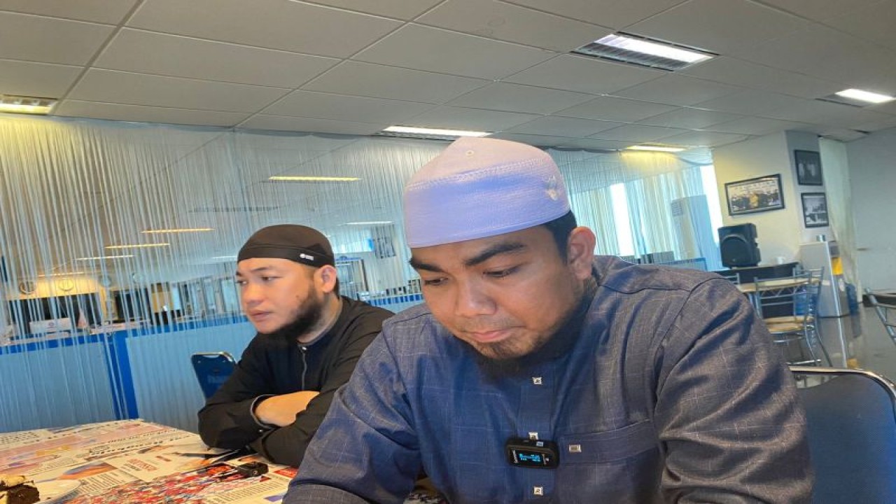 Ketua Ikatan Alumni Sudan Bidang Sumber Daya Manusia dan Organisasi, Muhammad Fakhrurrazi Anshar pada konferensi pers di Makassar, Senin (24/04/2023). ANTARA/Nur Suhra Wardyah