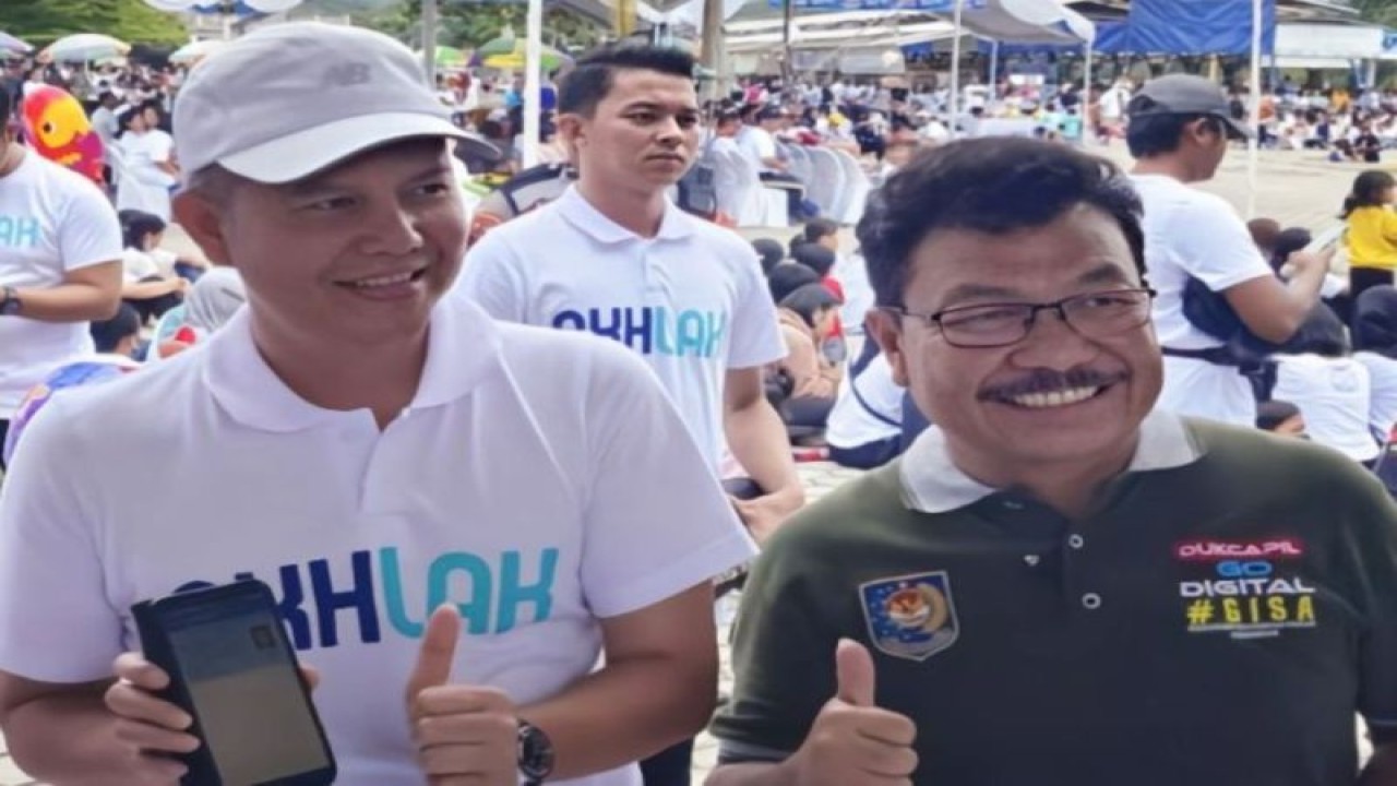 Dokumentasi - Bupati Gunung Mas, Jaya S Monong (kiri) didampingi Kepala Disdukcapil Gunung Mas, Barthel, menunjukkan IKD di smatphone pribadinya, usai melakukan registrasi dan aktivasi IKD di Kuala Kurun. (FOTO ANTARA/HO-Diskominfosantik Gunung Mas)