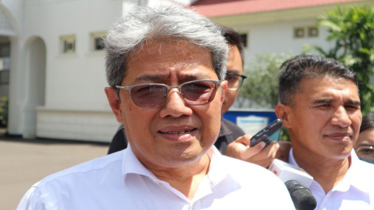 Wakil Kepala Badan Otorita Ibu Kota Nusantara (IKN) Dhony Rahajoe di lingkungan istana kepresidenan Jakarta pada Rabu (12/4/2023) (ANTARA/Desca Lidya Natalia)