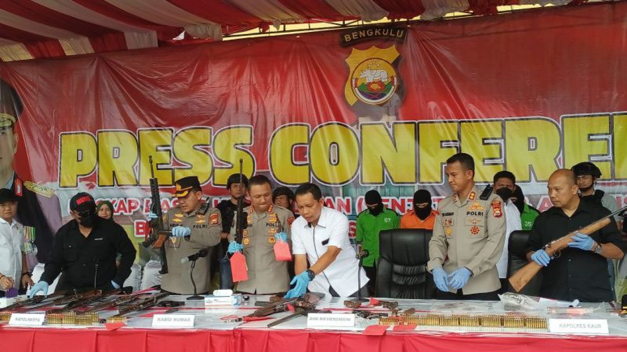 Polda Bengkulu saat menunjukkan 102 senjata api ilegal. ANTARA/Anggi Mayasari