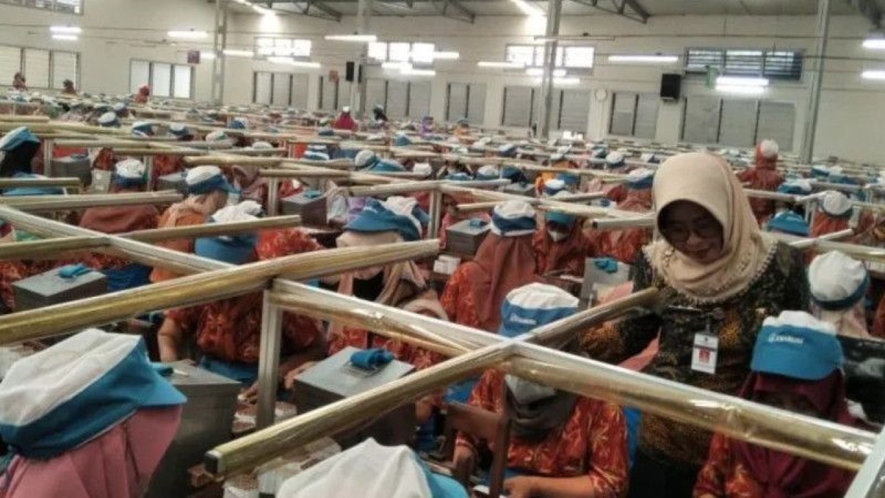 Ilustrasi - Buruh rokok di salah satu pabrik rokok terbesar di Kabupaten Kudus, Jawa Tengah. (ANTARA/Akhmad Nazaruddin Lathif).