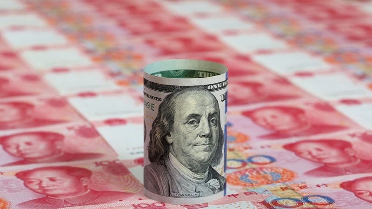 Ilustrasi - Dolar AS di Tumpukan yuan China. ANTARA/Shutterstock/pri.